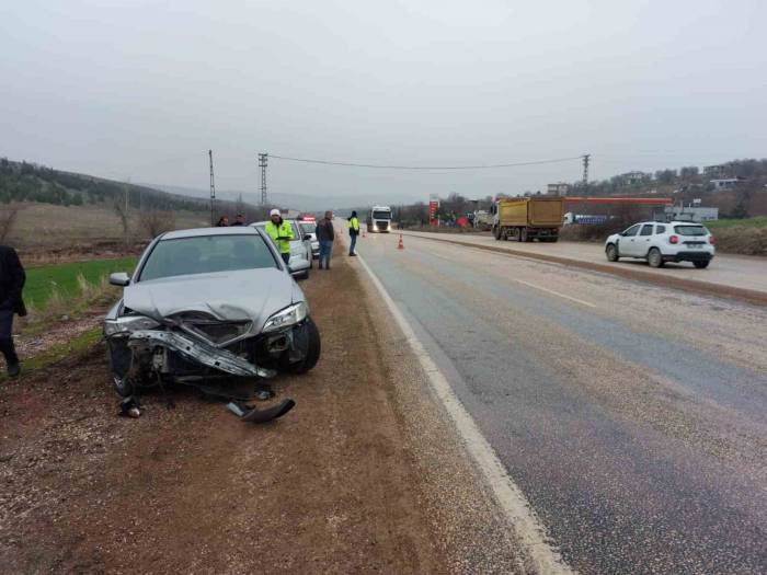 Otomobil Kamyona Çarptı: 2 Yaralı