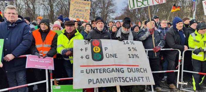 Almanya’da Çiftçilerden Hükümete İstifa Çağrısı
