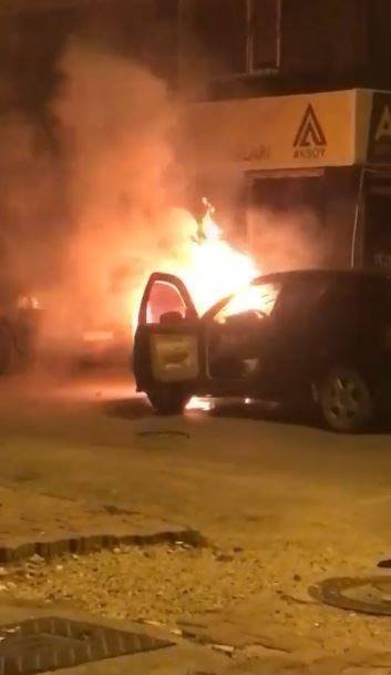 Otomobil Alev Alev Aldı, O Hem Kaydetti Hem De Uyarılarda Bulundu