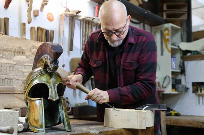 35 Metrekarelik Atölyede Ürettiği Ahşapları Avrupa’ya Satıyor