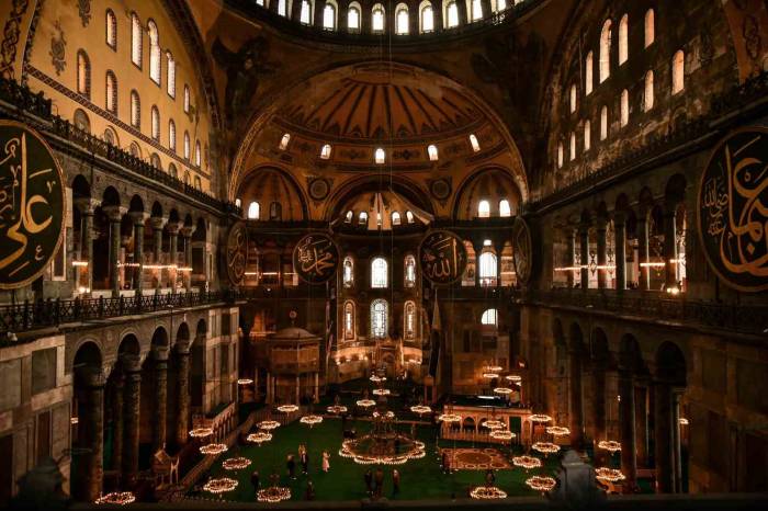 Ayasofya-i Kebir Camii Şerifi’ne Turistik Amaçlı Ziyaretler Başladı