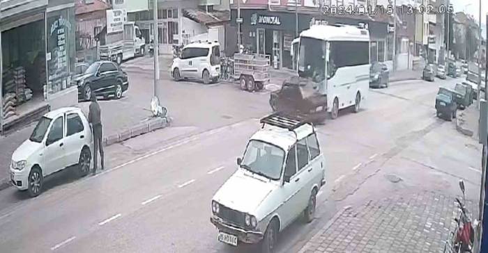 İki Aracın Arasında Kalmaktan Kıl Payı Kurtuldu, Kaza Anı Kameraya Yansıdı