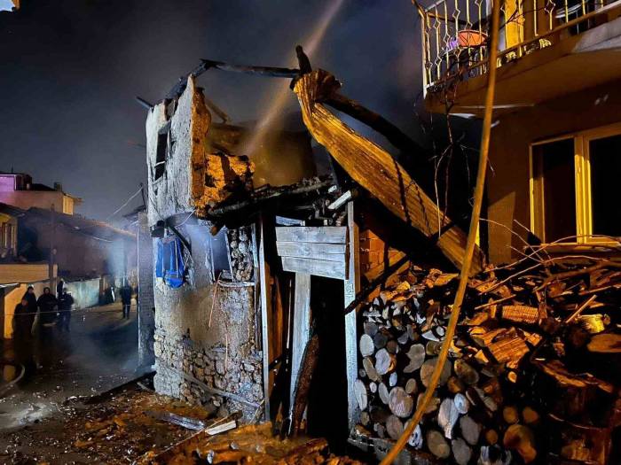 Bursa’da 10 Büyük Baş Hayvanın Telef Olduğu Yangının Boyutu Gün Ağarınca Ortaya Çıktı