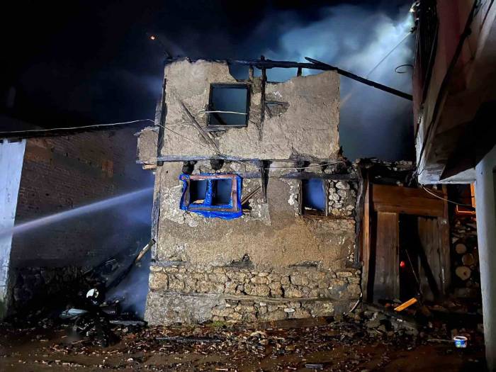 Bursa’da Ahırda Çıkan Yangında 10 Büyükbaş Hayvan Telef Oldu