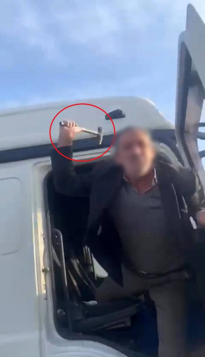 Trafikte Tartıştığı Adama Çekiçle Saldırdı