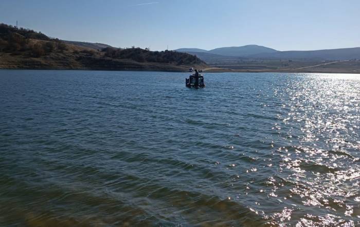 Traktörüyle Girdiği Baraj Gölünde Mahsur Kaldı