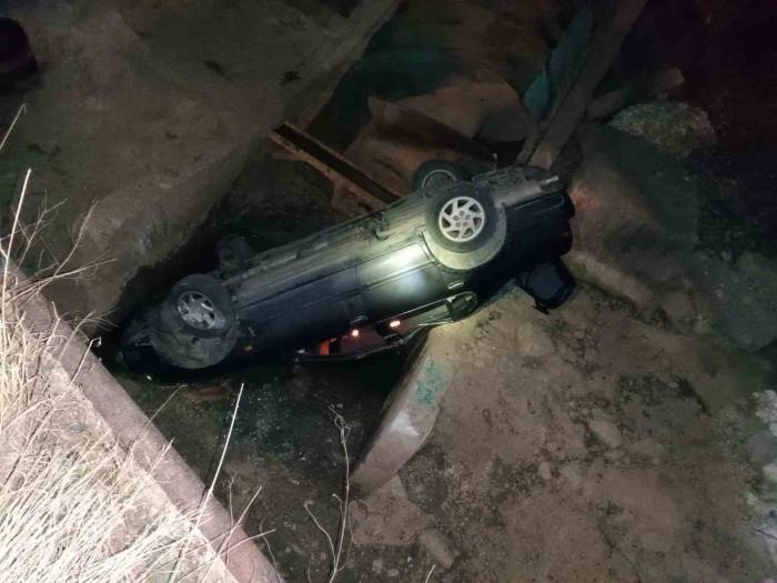 Kontrolden Çıkan Otomobil Sulama Kanalına Düştü: 2 Yaralı