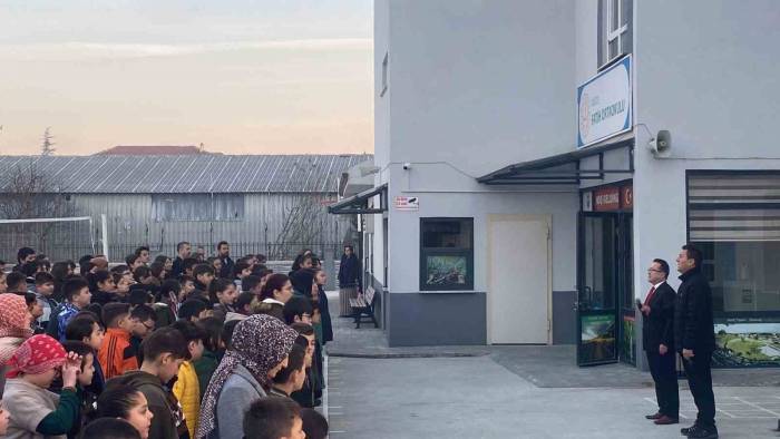 Öğrencilerden Şehitler İçin Saygı Duruşu