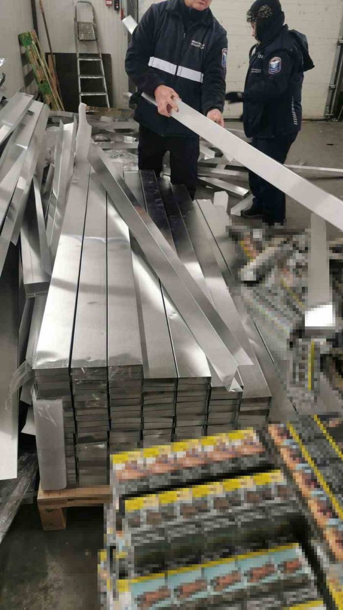 Kaçakçılar Sigaraları Metal Profile Sıkıştırdı