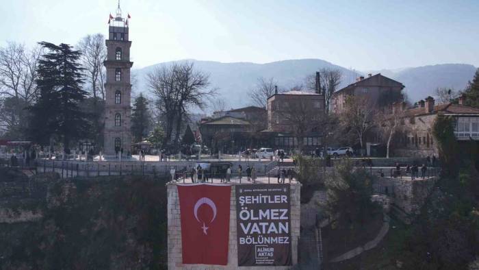 Bursa’da Başını Kaldıran O Yazıyı Okudu: "şehitler Ölmez Vatan Bölünmez”