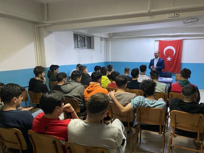 Gediz’de Üniversite Öğrencilerine Bilet Desteği