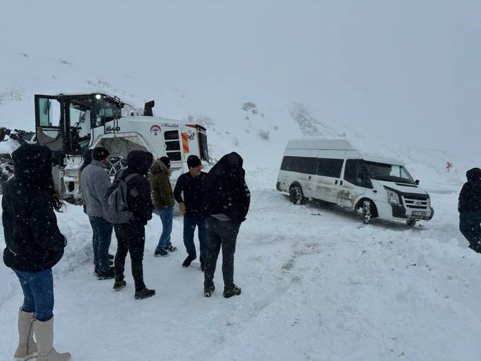 Hakkari’de Karla Mücadele Çalışması Devam Ediyor