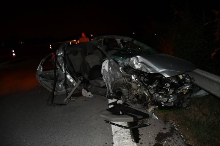 Hatay’da Bariyerlere Çarpan Otomobil Hurdaya Döndü: 1 Ölü