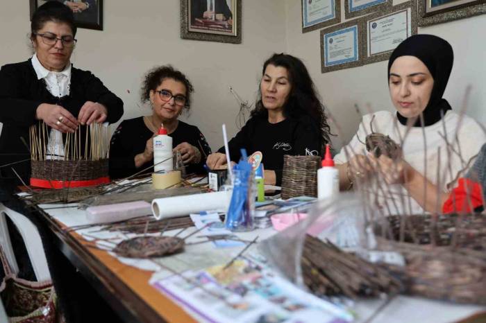 İzmirli Kadınlar Atık Kağıtlardan Sepet Örüyor