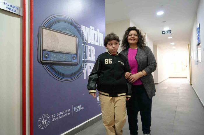 Absolut Kulak Kayra, Duyduğunu Müziğe Çeviriyor