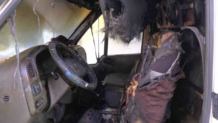 Takviye Yaparken Minibüsü Yaktı