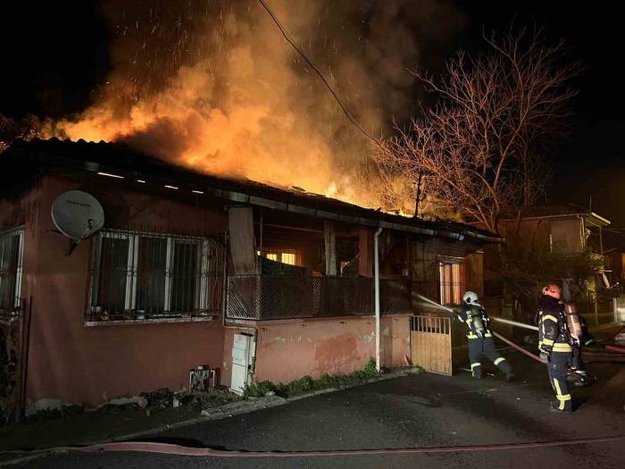 Tek Katlı Ev Alev Alev Yandı, Gecenin Karanlığını Alevler Aydınlattı