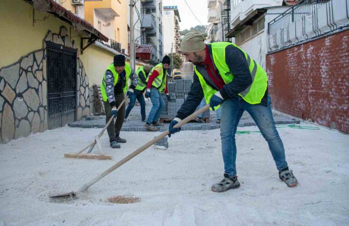 Kuşadası Belediyesi’nin Yol Mesaisi Sürüyor