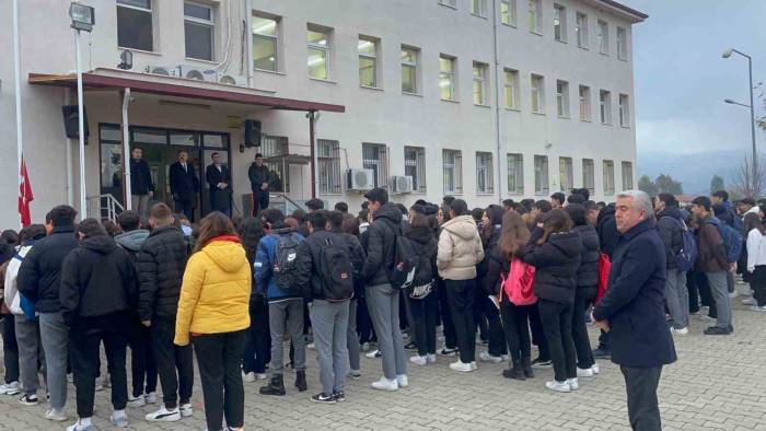 Bayrak Töreninde Şehitler İçin Saygı Duruşu