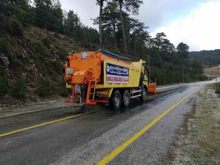 Büyükşehir Ekipleri Buzlanmaya Karşı Tuzlama Çalışması Yaptı