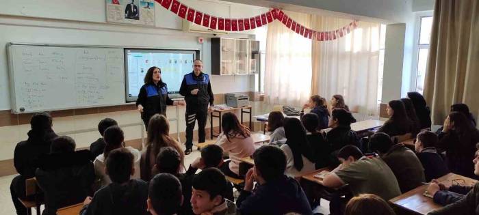 Öğrenciler Dijital Platform Ve Sosyal Medya Hakkında Bilgilendirildi