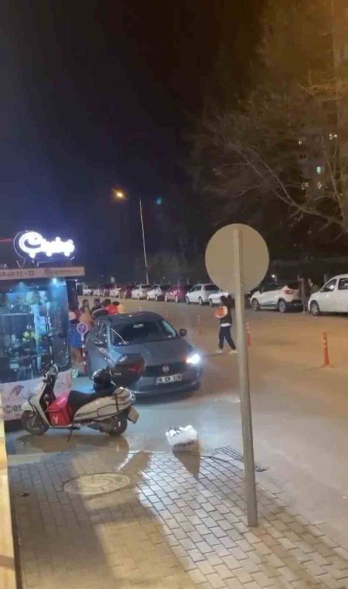 Kavgaya Tutuşan Gençler Mahalleyi Boks Ringine Çevirdi