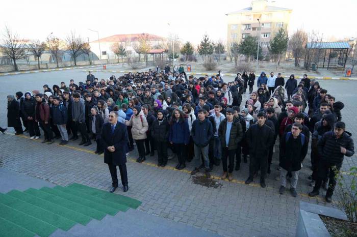 Muş’ta Şehitler İçin Bir Dakikalık Saygı Duruşunda Bulunuldu