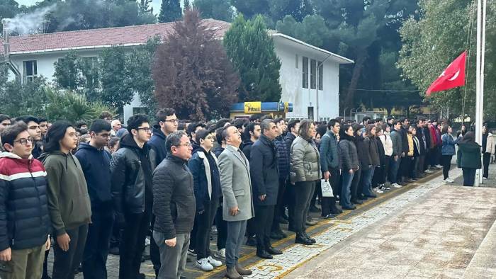 Aydın’da Öğretmen Ve Öğrenciler Şehitler İçin Saygı Duruşunda Bulundu