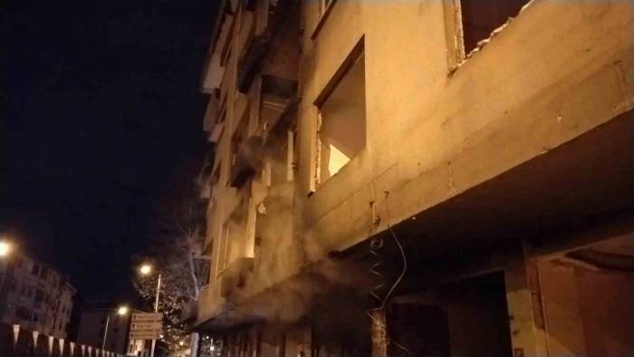 Pendik’te Uyuşturucu Madde Etkisindeki Şahıslar Metruk Binayı Ateşe Verdi