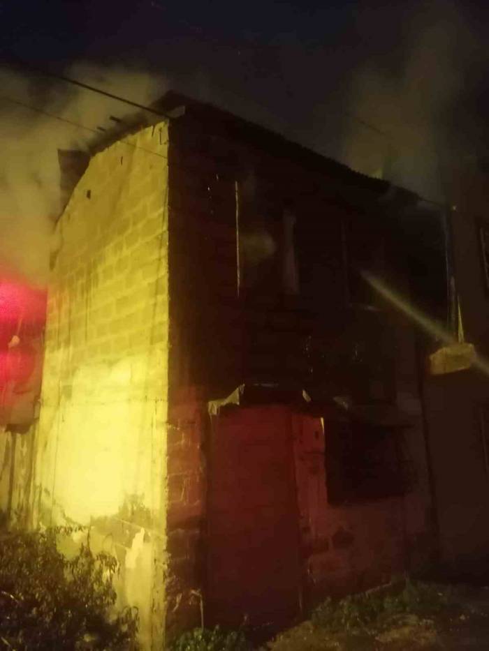 Mersin Tarsus’ta Biri Metruk İki Ev Yandı