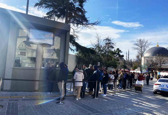 Ayasofya Kebir Camii Şerifi’nde Yeni Düzenleme: Girişler Ayrıldı, Turistler Ücret Ödemeye Başladı