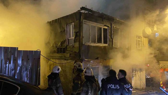 Fatih’te Metruk Bina Alev Alev Yandı