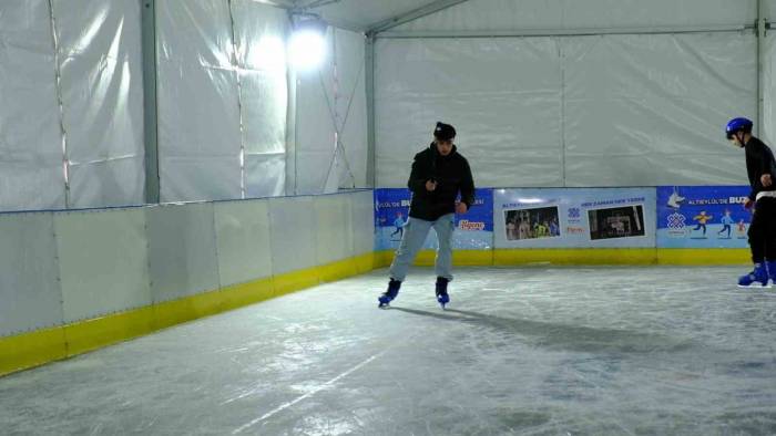 Altıeylül’de Gençlere Ücretsiz Buz Pateni
