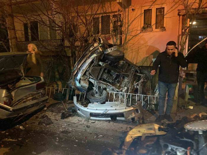 Amasya’da Kontrolden Çıkan Otomobil Yol Kenarındaki Otomobillere Çarptı: 3 Yaralı