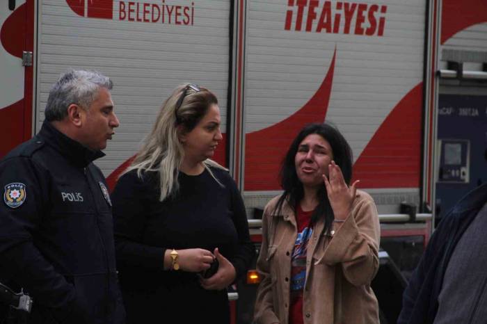 Yanan Evini Gözyaşları İçinde İzledi