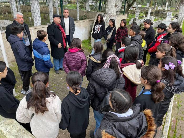 Ortaokul Öğrencileri Şehitlik Ziyaretleri Gerçekleştiriyor