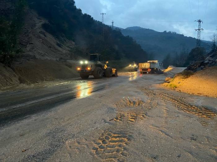 Yağmurdan Kapanan Yolu Büyükşehir Ekipleri Kısa Sürede Açtı