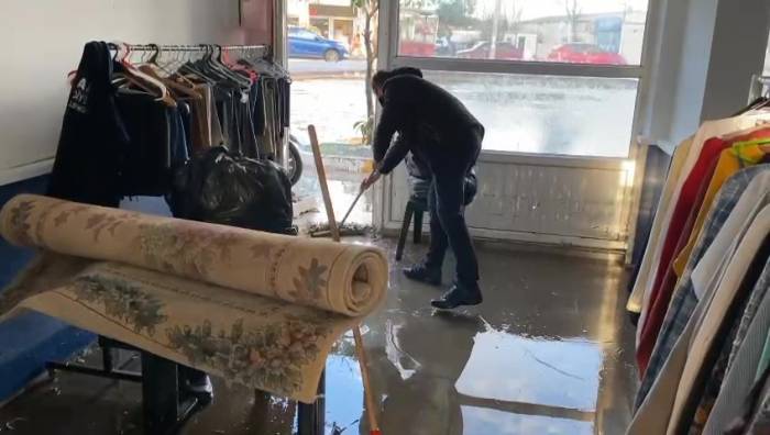 Ayvalık’ta Dere Taşkınında Yardıma Giden İtfaiye Aracı Sulara Kapıldı