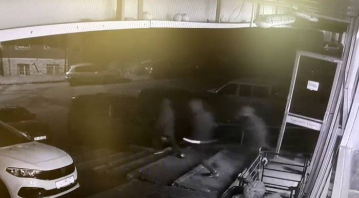 Pompalı Tüfekle Markete Giren Gaspçıları Paspasla Kovaladı: O Anlar Kamerada