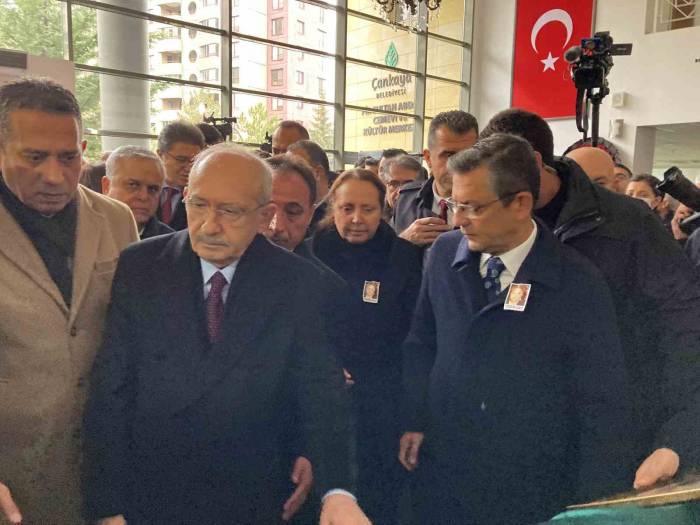 Özgür Özel Ve Kemal Kılıçdaroğlu Cenaze Töreninde Bir Araya Geldi
