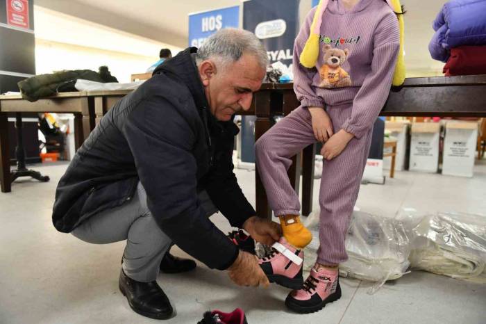 Esenyurt Belediyesi 6 Bin Çocuğa Mont Ve Bot Yardımı Yaptı