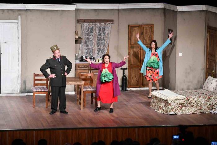 “Her Şey Bedava” İsimli Tiyatro Gösterisi Esenyurtlular İle Buluştu