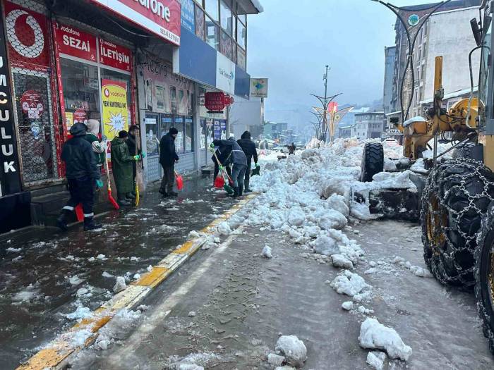 Şemdinli Belediyesinden Kar Mesaisi