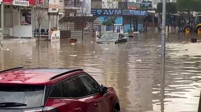 Sağanağın Vurduğu İzmir Dikili’de Okullar Yarım Gün Tatil Edildi