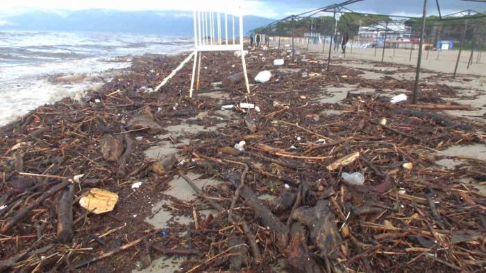 Balıkesir’de Sel Suları Plajları Çöplüğe Çevirdi