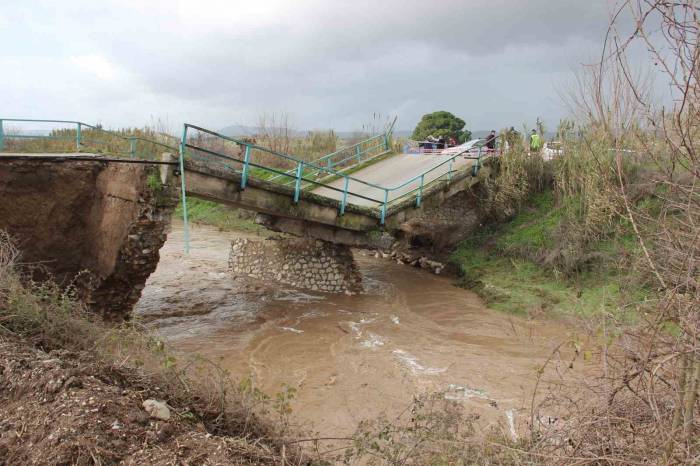 Manisa’da Köprü Yıkıldı, Dere Yataklarında Heyelan Oldu