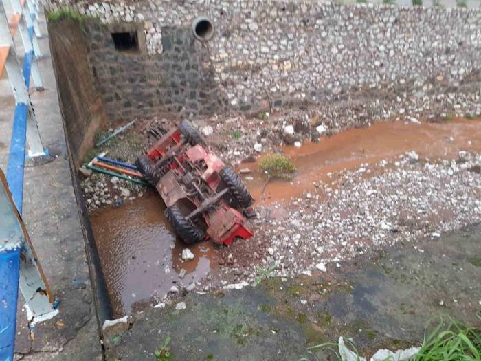 Kamyonette Taşınan İş Makinesi Kanala Düştü