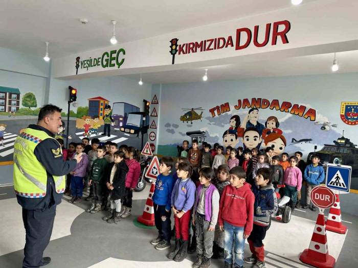 Muş’ta 48 Öğrenciye Trafik Kuralları Eğitimi Verildi