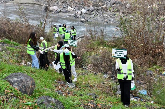 Osmaniye Şivesi İle Yazılı Dövizlerle Çevre Temizliğine Dikkat Çektiler