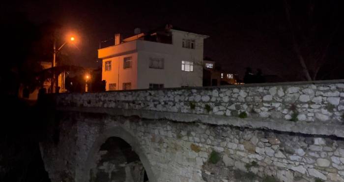 Tarihi Köprüden Aşağı Düşen 16 Yaşındaki Kız Ağır Yaralandı